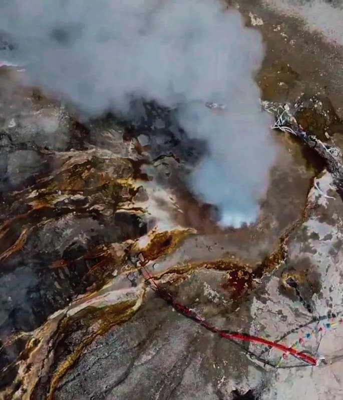 Dagejia Geyser detail view 1