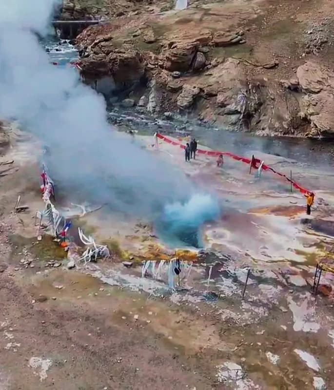 Dagejia Geyser detail view 2