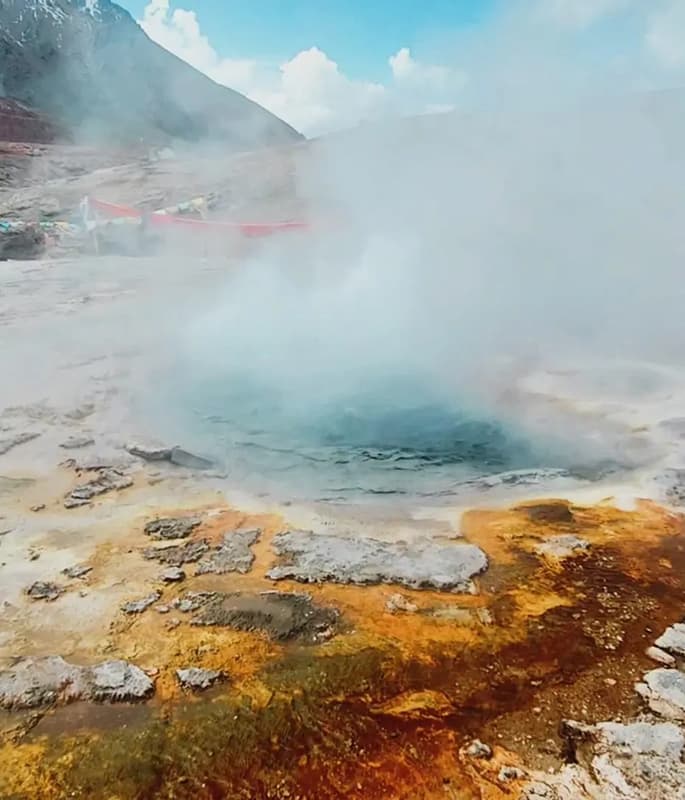 Dagejia Geyser detail view 4