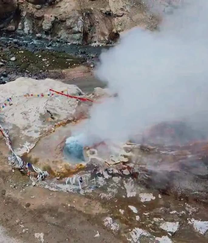 Dagejia Geyser detail view 6