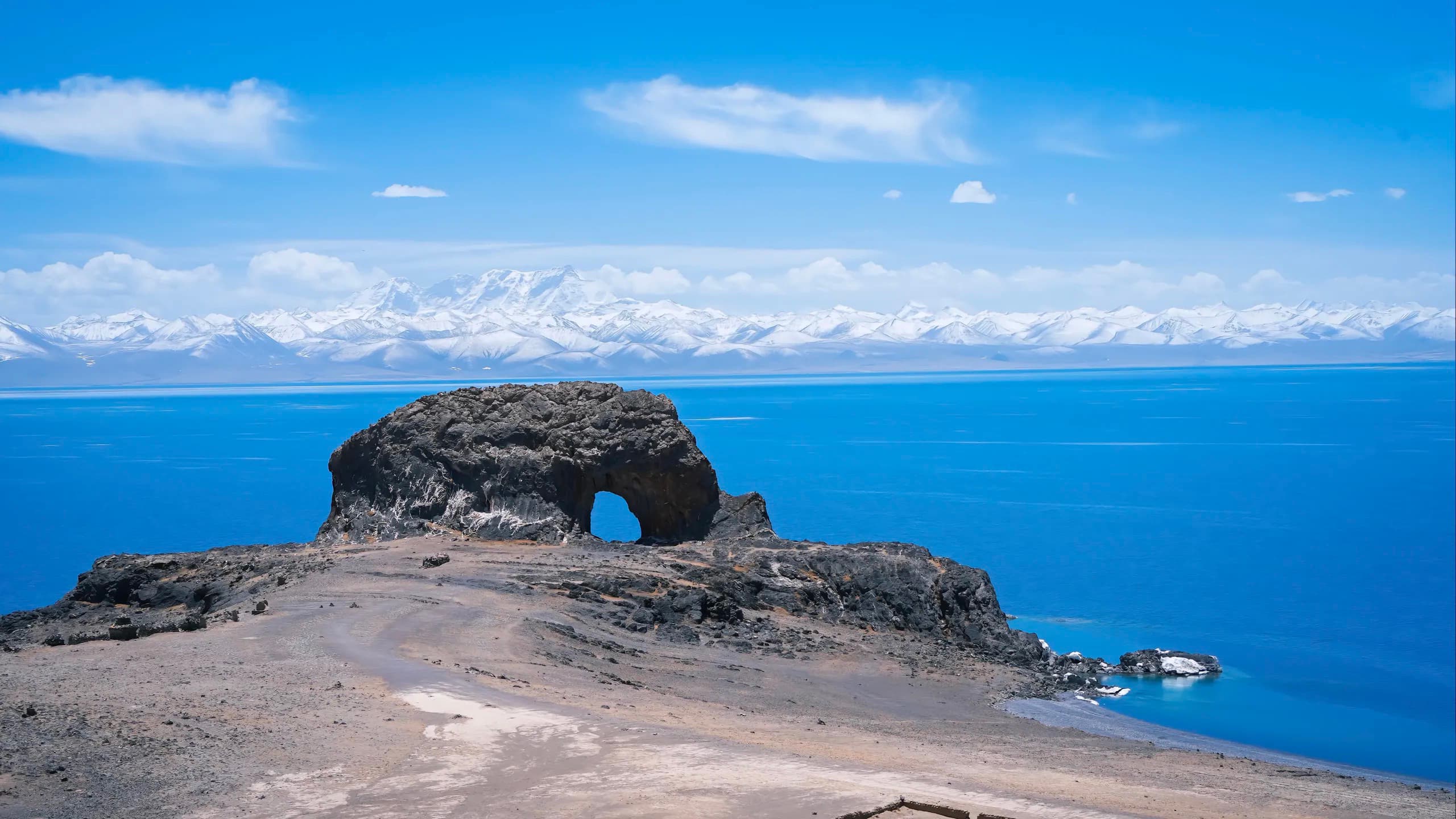 Namtso high plateau landscape